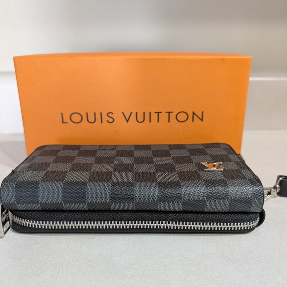 Louis Vuitton Damier Graphite Wallet with Silver Accents - Picture 1 of 12